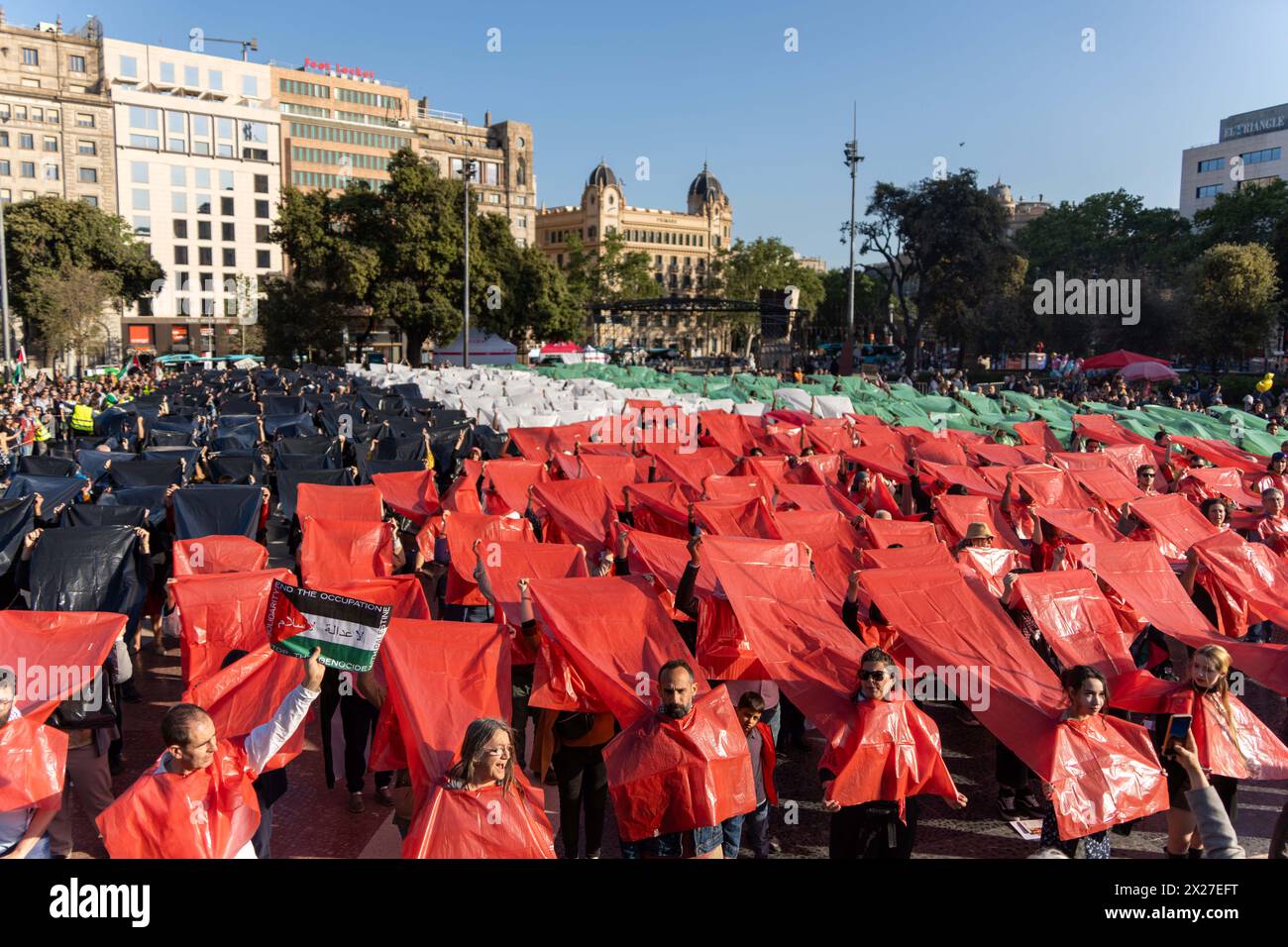 A new united demonstration fills Passeig de Gracia in support of Palestine, a demonstration that has ended with a large mural made with people and plastic bags with the colors of the Palestinian flag, an action that will be repeated next week in Madrid. Una nueva manifestaci-n unitaria llena el Passeig de Grˆcia a favor de Palestina, una manifestaci-n que ha terminado con un gran mural hecho con personas y bolsas de pl‡stico con los colores de la bandera palestina, una acci-n que se repetir‡ la semana que viene en Madrid. in the pic: Pedro Sanchez, pere aragones, jordi hereu News politics -Ba Stock Photo