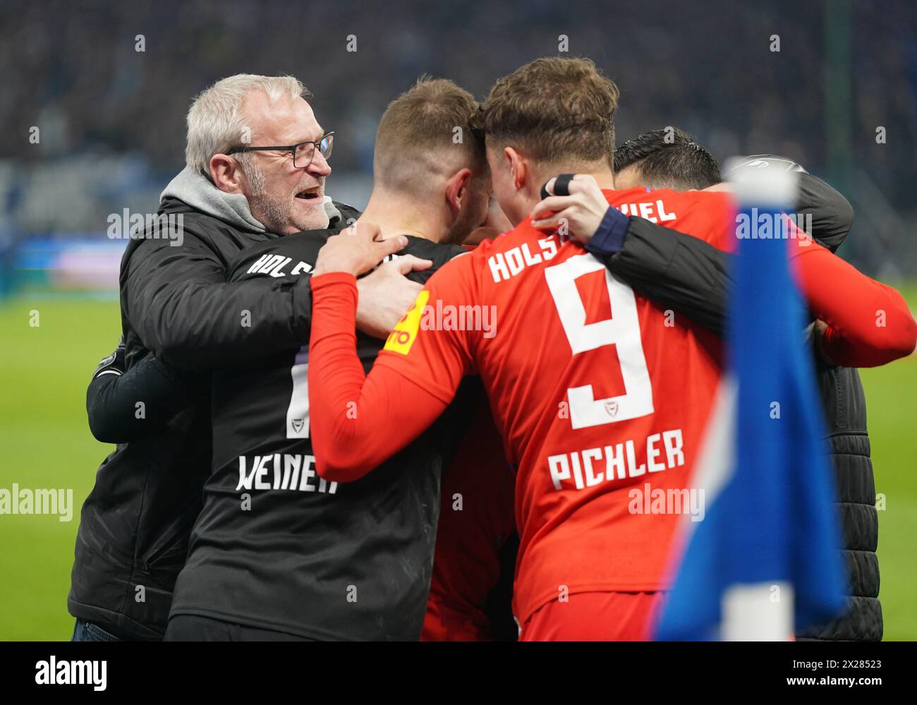 Hamburg, Germany. 20th Apr, 2024. Soccer: Bundesliga 2, matchday 30, Hamburger SV - Holstein Kiel, at the Volksparkstadion. Kiel's Uwe Stöver (l), Managing Director Sport, and Kiel's players cheer at the end of the match. Credit: Marcus Brandt/dpa - IMPORTANT NOTE: In accordance with the regulations of the DFL German Football League and the DFB German Football Association, it is prohibited to utilize or have utilized photographs taken in the stadium and/or of the match in the form of sequential images and/or video-like photo series./dpa/Alamy Live News Stock Photo