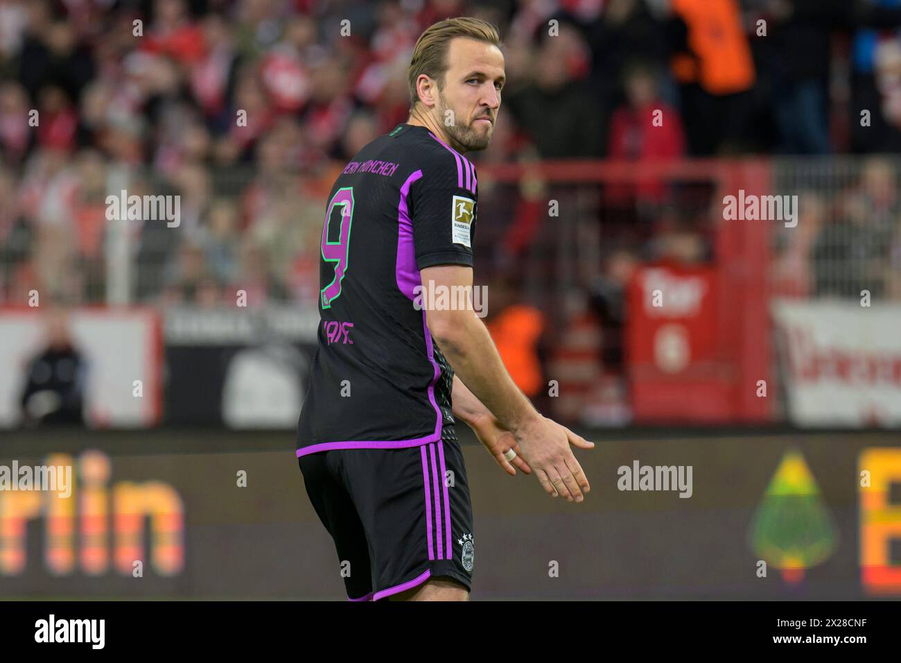 Berlin, Germany. 20th Apr, 2024. Harry Kane (FC Bayern Muenchen, #09), comes, goes, angry, points, shows,  1. FC Union Berlin vs FC Bayern Muenchen, 1st Bundesliga, soccer, DFB, Bundesliga, season 2023/2024, Alte Foersterei, 30th matchday, Credit: HMB Media/Uwe Koch/Alamy Live News  DFB/DFL REGULATIONS PROHIBIT ANY USE OF PHOTOGRAPHS AS IMAGE SEQUENCES AND/OR QUASI-VIDEO,  20.04.2024, Credit: Heiko Becker/Alamy Live News Stock Photo