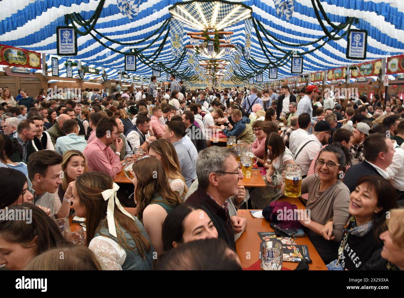  Bayernland Festhalle Besucher Muenchen 20.04.2024 Theresienwiese Bildidee 