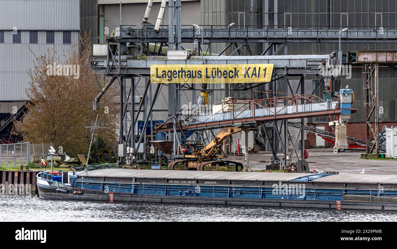19 April 2024, Schleswig-Holstein, Lübeck: View of the port facilities of the Lübeck inland port. A banner with the inscription 'Lagerhaus Lüberck, Kai 1' can be read Photo: Markus Scholz/dpa Stock Photo