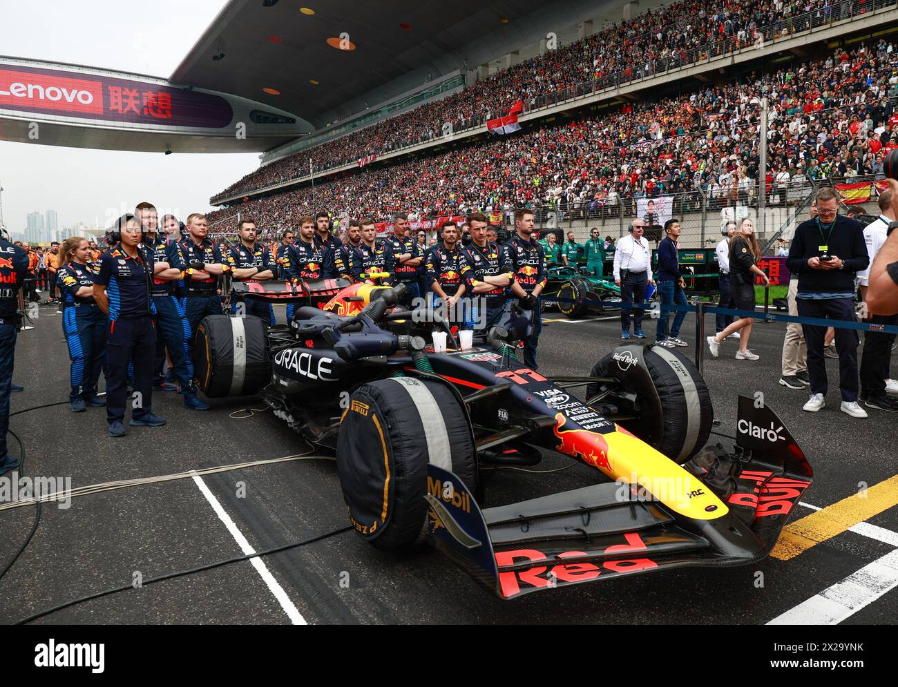 Shanghai, China. 21st Apr, 2024. Red Bull Racing mechanic, mecanicien ...