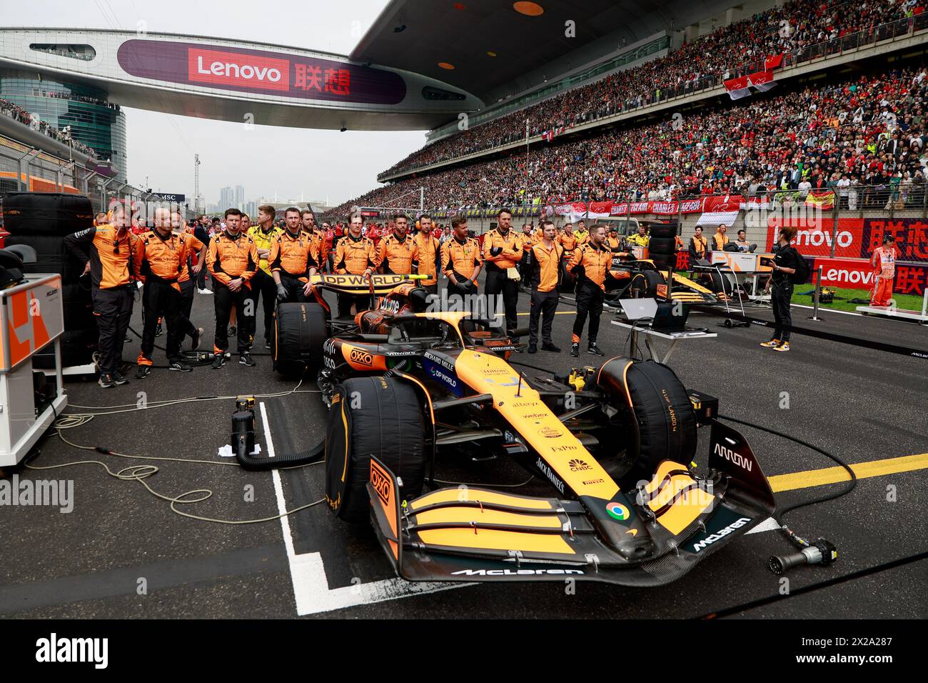 McLaren F1 Team mechanic, mecanicien, mechanics during the Formula 1 Lenovo Chinese Grand Prix 2024, 5th round of the 2024 Formula One World Championship from April 19 to 21, 2024 on the Shanghai International Circuit, in Shanghai, China Stock Photo