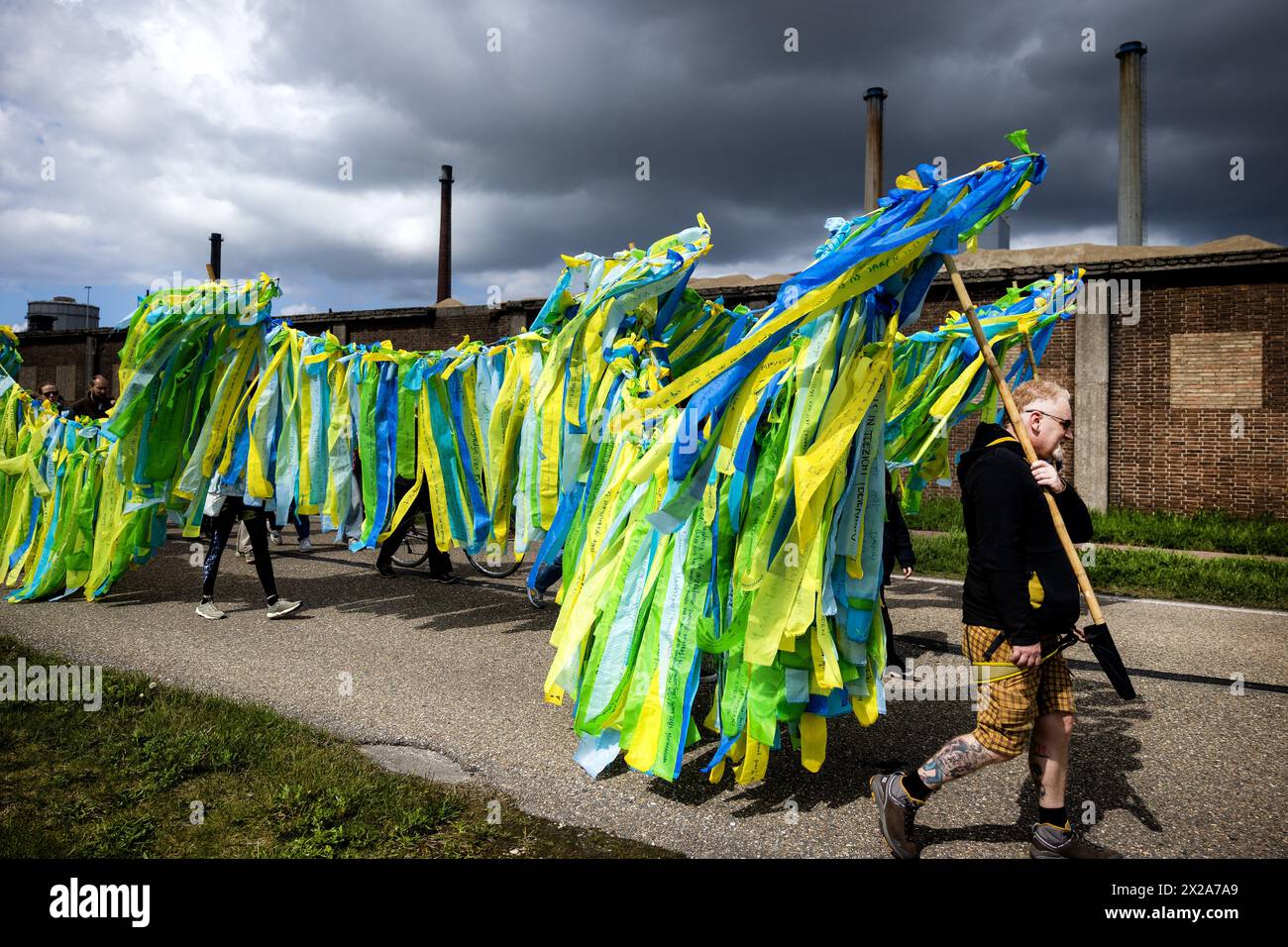 IJMUIDEN - Local residents and members of Greenpeace walk to the headquarters of Tata Steel. The walk is a protest against pollution from the steel factory. ANP RAMON VAN FLYMEN netherlands out - belgium out Stock Photo