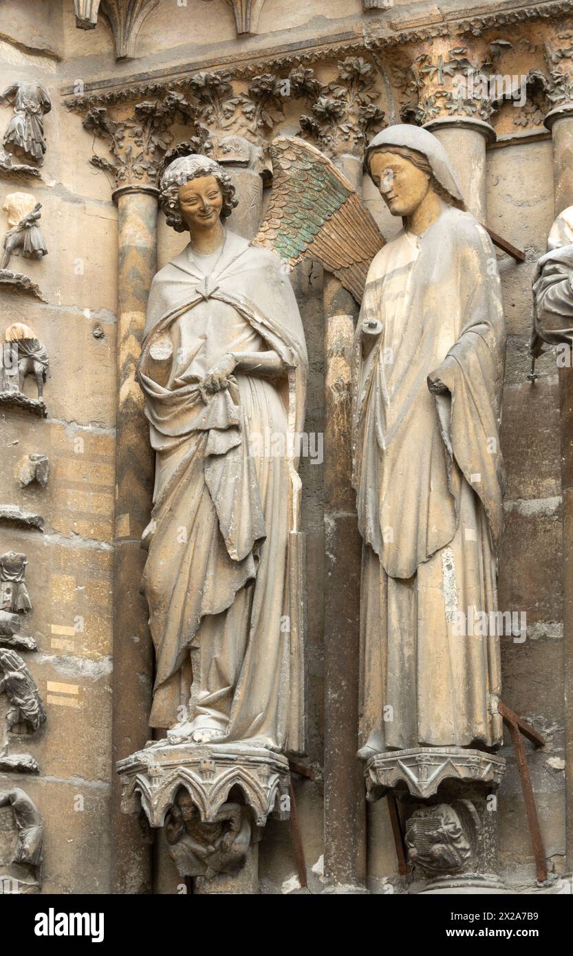 Reims, Kathedrale Notre-Dame, Westfassade Hauptportal, rechtes Gewände, Verkündigung mit lächelndem Engel Stock Photo