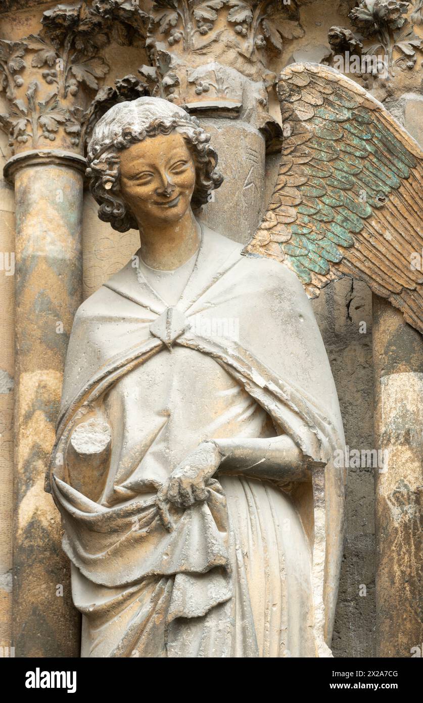 Reims, Kathedrale Notre-Dame, Westfassade Hauptportal, rechtes Gewände, lächelnder Engel Stock Photo