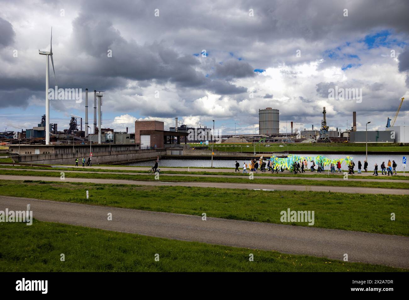 IJMUIDEN - Local residents and members of Greenpeace walk to the headquarters of Tata Steel. The walk is a protest against pollution from the steel factory. ANP RAMON VAN FLYMEN netherlands out - belgium out Stock Photo