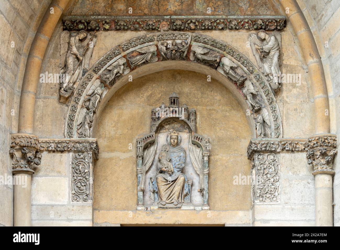 Reims, Kathedrale Notre-Dame, Nordquerhausfassade: Maria auf dem Thron Stock Photo