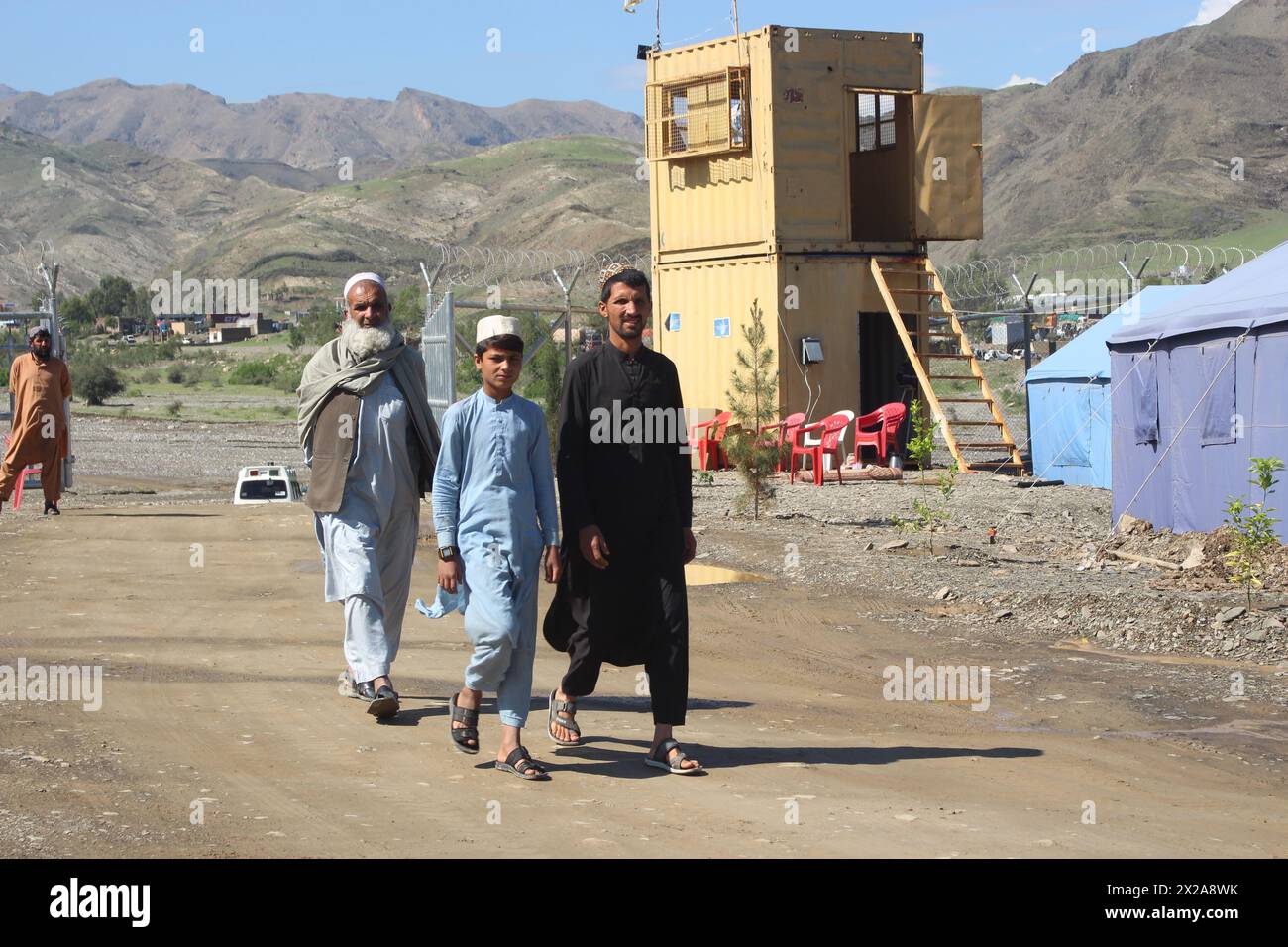 Nangarhar. 21st Apr, 2024. This photo taken on April 21, 2024 shows refugees at the Torkham border crossing point in east Afghanistan's Nangarhar Province. A total of 837 refugees returned from Pakistan via the Torkham and Spin Boldak border crossing points to Afghanistan, Afghanistan's Ministry for Refugees and Repatriation Affairs said in a statement posted on its X account. Credit: Aimal Zahir/Xinhua/Alamy Live News Stock Photo