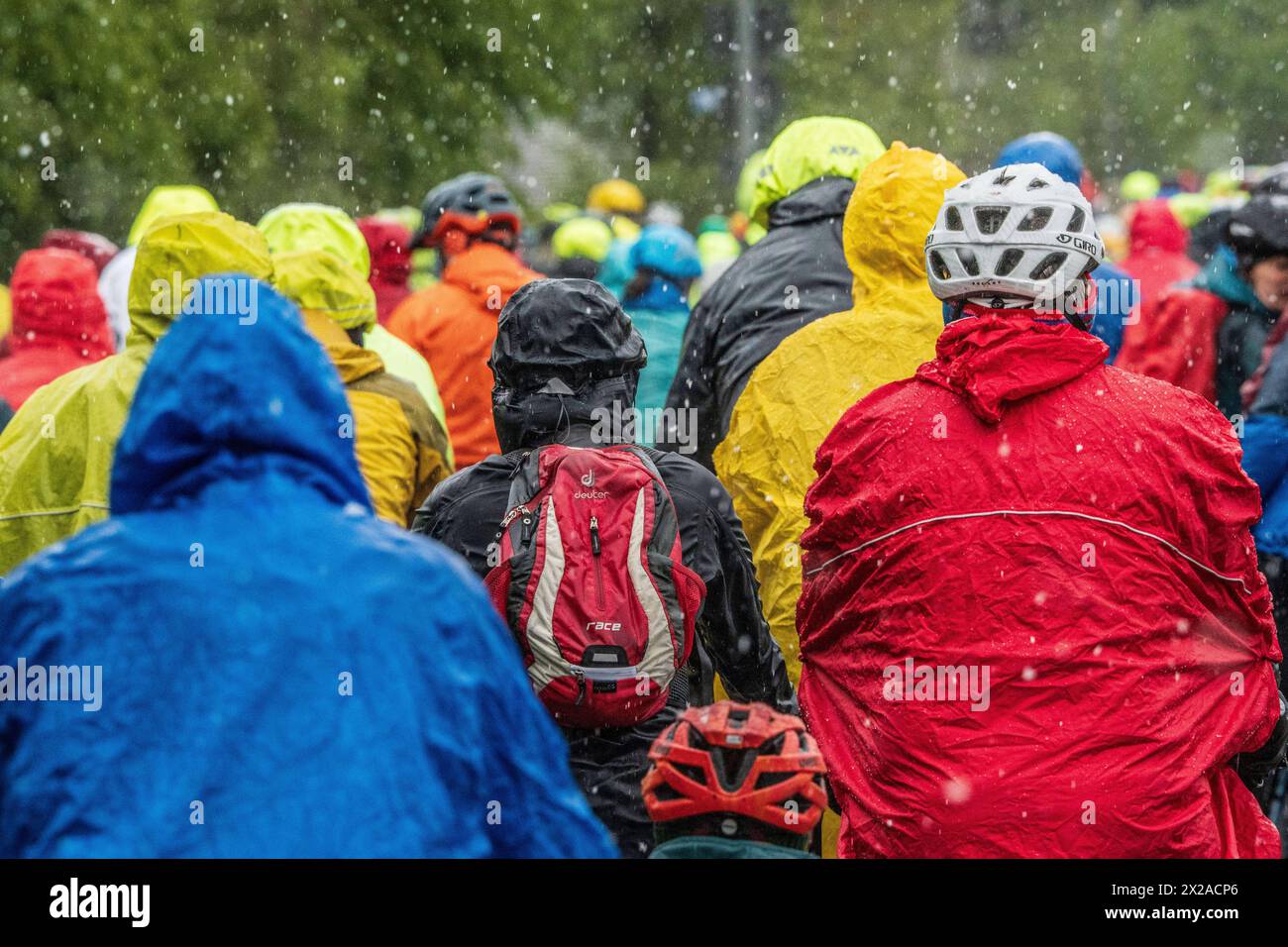 Rad-Sternfahrt des ADFC, Teilstück über die Autobahn A95, München, 21. April 2024 Deutschland, München, 21. April 2024, große Rad-Sternfahrt des ADFC, hier bei Schneefall auf der gesperrten Autobahn A 95 bei München-Sendling, alle in Regenjacken eingehüllt und durchnässt, fahren stadteinwärts Richtung Luise-Kiesselbach-Platz, kehren um und fahren auf der Gegenseite zurück Richtung Ausfahrt Kreuzhof, Fahrraddemo für die bessere Umsetzung des Radentscheids München , tausende Teilnehmer, Fahrrad-Demo, gemeinsam Radeln für eine bessere Radinfrastruktur, Teilstück über die A95, Verkehr, Fahrrad fah Stock Photo