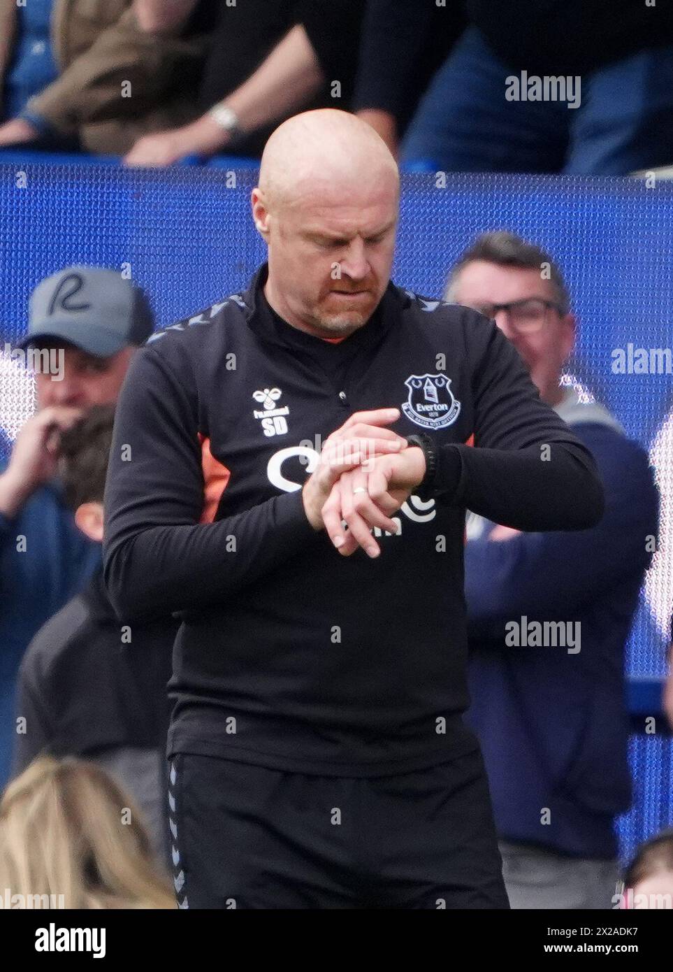 Everton manager Sean Dyche checks his watch during the Premier League match at Goodison Park, Liverpool. Picture date: Sunday April 21, 2024. Stock Photo
