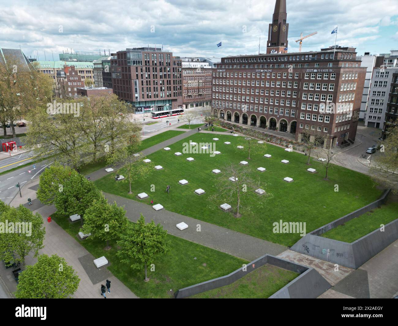 Der Domplatz Und Hammaburg Platz In Der Hamburger Innenstadt Hinten der-domplatz-und-hammaburg-platz-in-der-hamburger-innenstadt-hinten