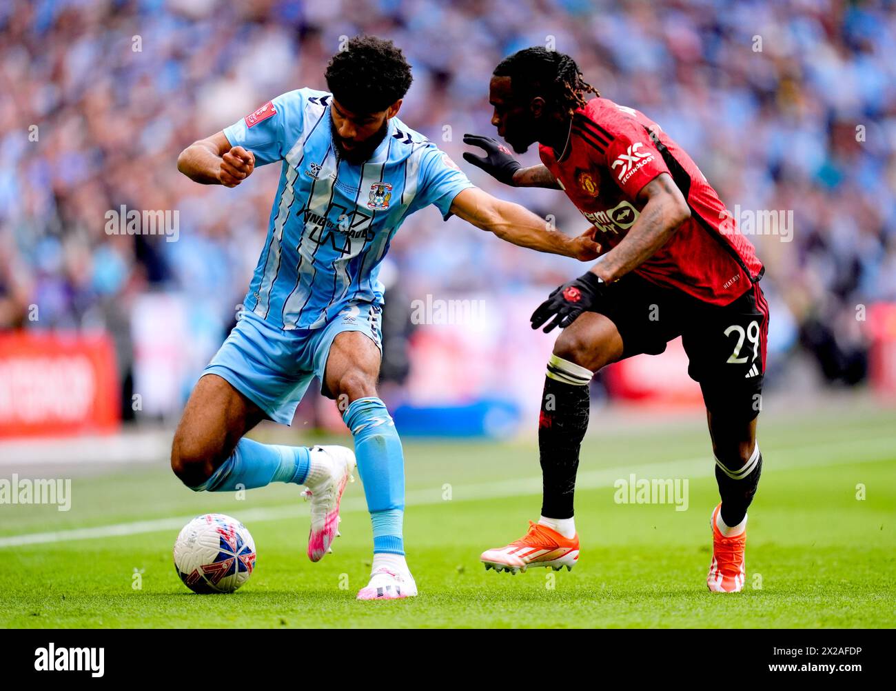 Coventry City's Ellis Simms (left) and Manchester United's Aaron Wan-Bissaka battle for the ball during the Emirates FA Cup semi-final match at Wembley Stadium, London. Picture date: Sunday April 21, 2024. Stock Photo