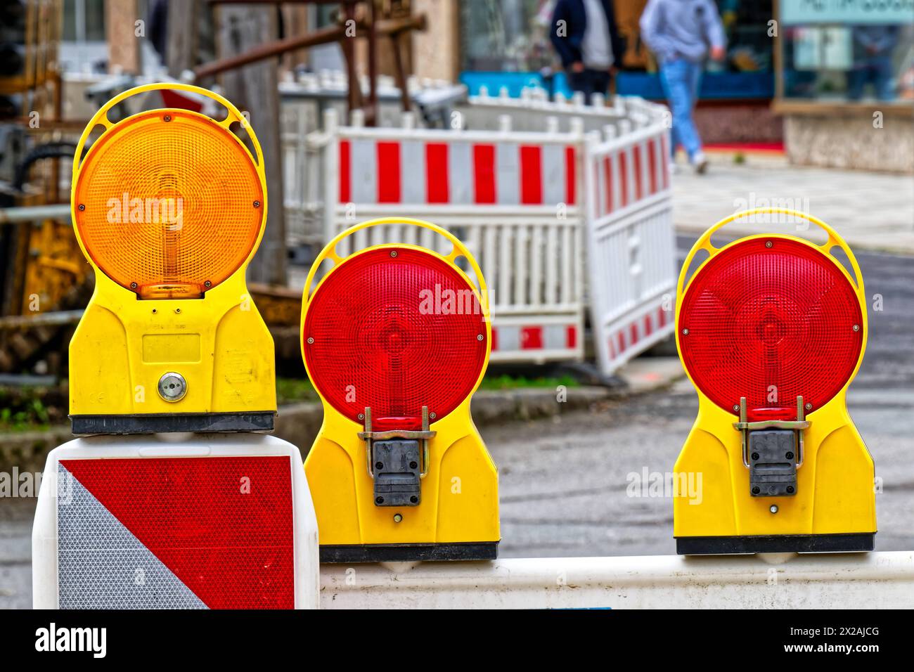 Achtung. Behinderungen wegen Straßenbauarbeiten. Traunstein Bayern Deutschland *** Attention obstructions due to road works Traunstein Bavaria Germany Copyright: xRolfxPossx Stock Photo