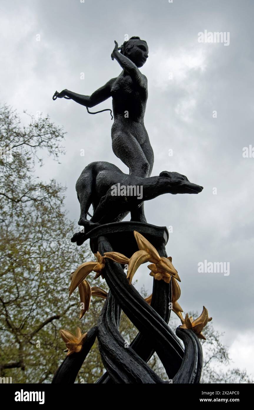 Statue of Diana, Goddess of the Hunt, Green Park, London, City of Westminster, UK. Diana is a goddess in Roman and Hellenistic religion, primarily con Stock Photo