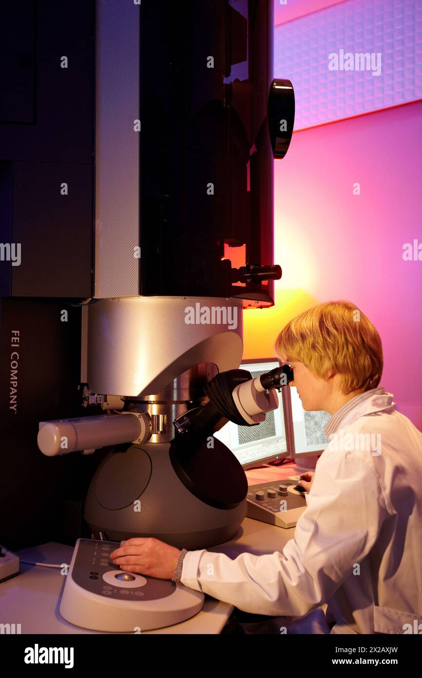 Atomic resolution imaging using TEM, High-Resolution Transmission ...