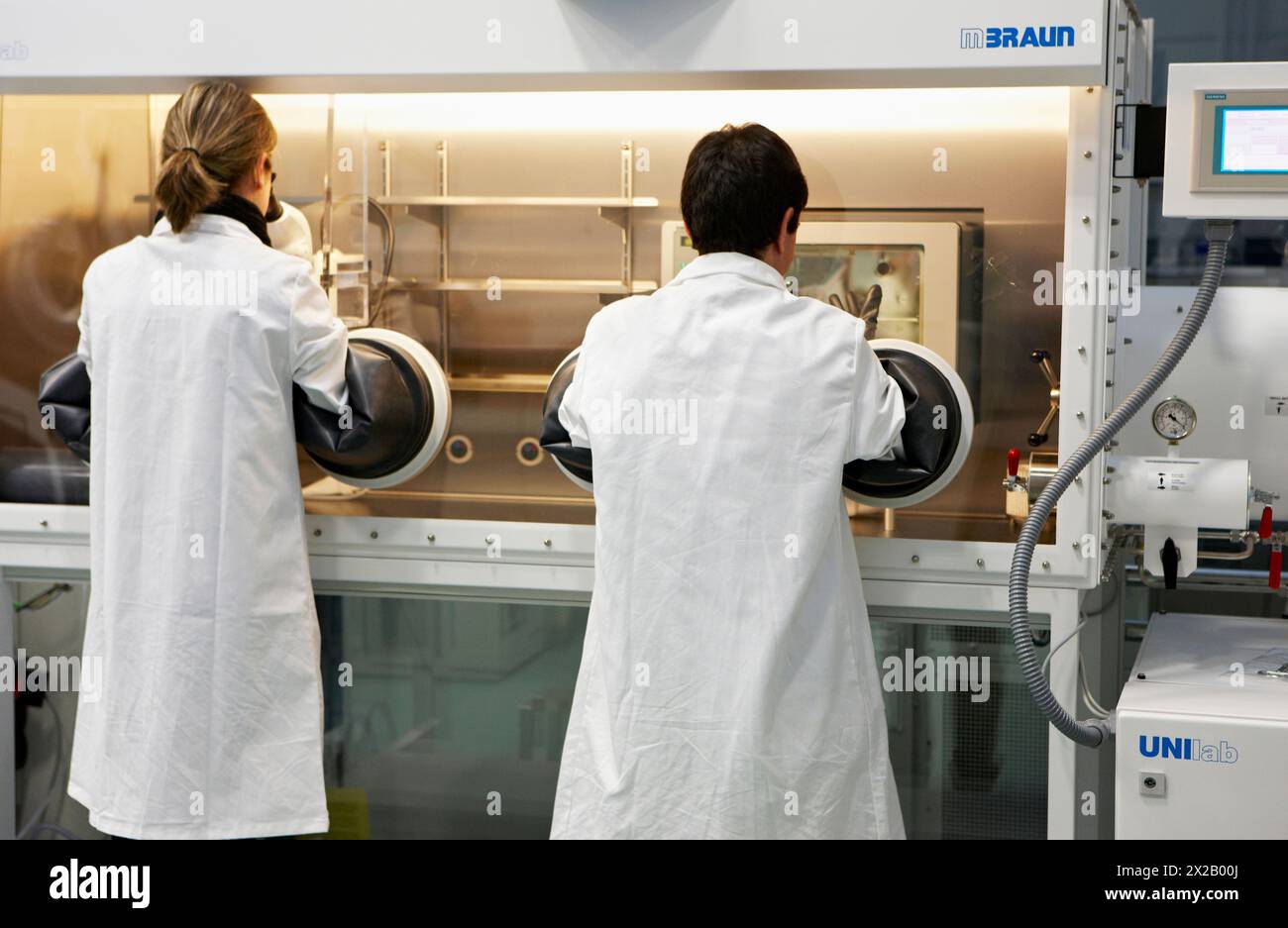 Preparing samples in inert atmosphere, controlled atmosphere glove box