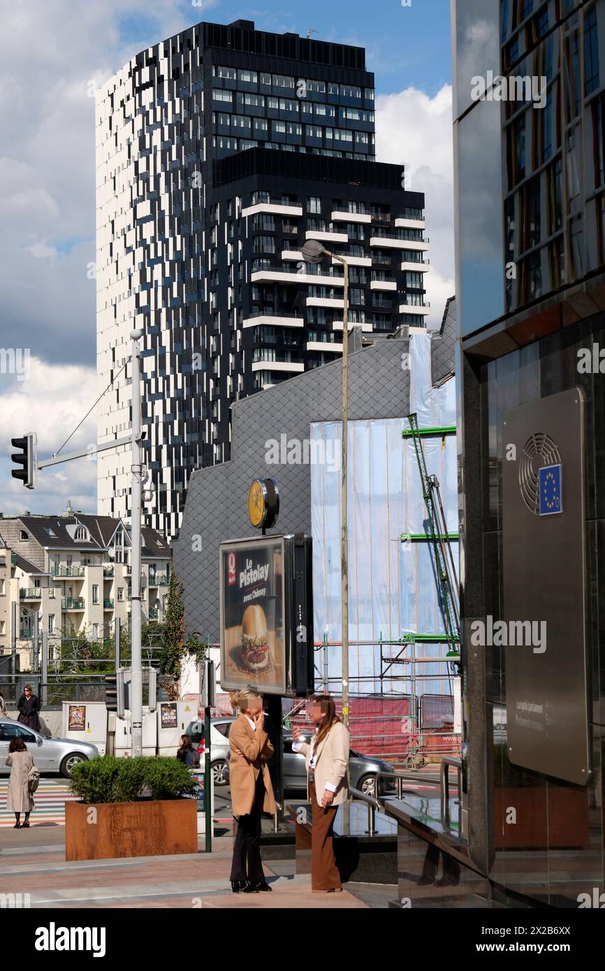 Cigarette break in the european district | Pause cigarette dans le quartier européen Stock Photo