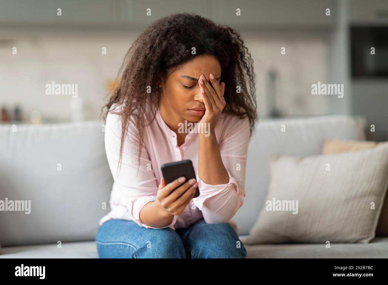 Worried black woman phone hi-res stock photography and images - Alamy