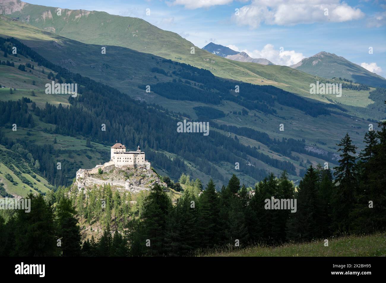 Das Schloss Tarasp im Unterengadin Stock Photo