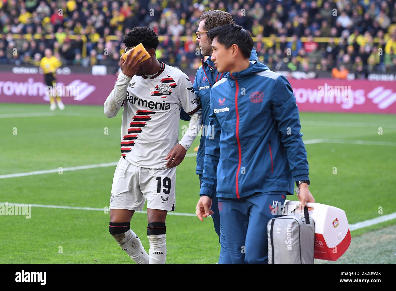 Dortmund, Germany. 21st Apr, 2024. Fussball 1. Bundesliga 30. Spieltag Borussia Dortmund - Bayer 04 Leverkusen am 21.04.2024 im Signal Iduna Park in Dortmund Nathan Tella ( Leverkusen ) verlaesst verletzt das Spielfeld DFL regulations prohibit any use of photographs as image sequences and/or quasi-video. Foto: Revierfoto Credit: ddp media GmbH/Alamy Live News Stock Photo