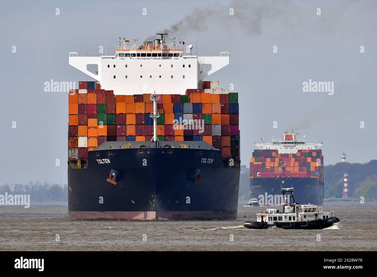 Hapag-Lloyd's TOLTEN arrives at the port of Hamburg Stock Photo