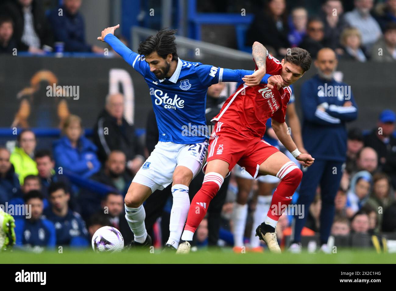 Goodison Park, Liverpool on Sunday 21st April 2024. Andre Gomes of Everton holds off Nicolas Dom'nguez of Nottingham Forest during the Premier League match between Everton and Nottingham Forest at Goodison Park, Liverpool on Sunday 21st April 2024. (Photo: Jon Hobley | MI News) Credit: MI News & Sport /Alamy Live News Stock Photo