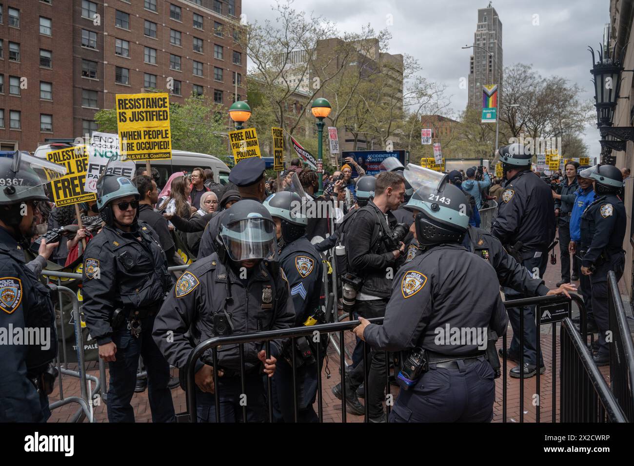 Manhattan, United States. 19th Apr, 2024. NYPD begin setting up ...