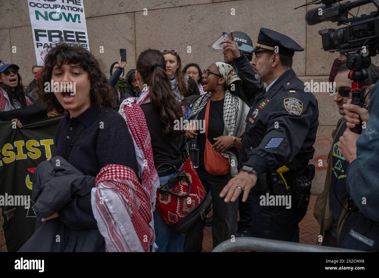 Manhattan, United States. 19th Apr, 2024. NYPD officers block off ...