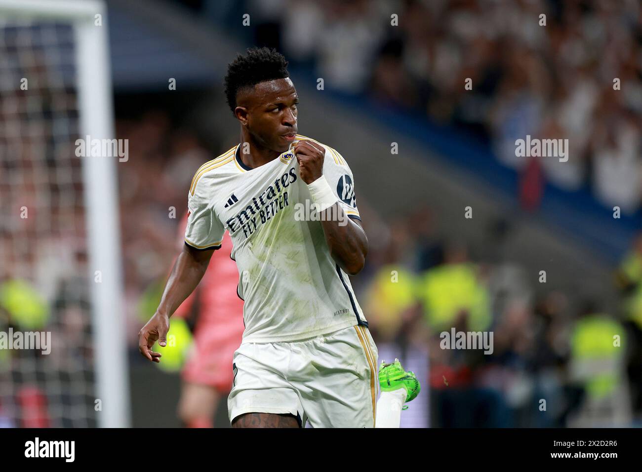 Madrid, Kingdom of Spain; Vinicius Jr. celebrates his Pelalty goal by kissing his team's shield and with his teammates 04/21/2024.- Real Madrid beats Barcelona 3-2 on matchday 32 of the Spanish Soccer League. Real Madrid with goals from Vinicius Jr. 12' (P), Lucas Vazque 73' and Jude Bellingham 90  1 wins the derby against Barcelona who scored two goals, Andreas Christensen 6' and Fermin Lopez Marin 69' Match held at the Santiago Bernabeu Stadium in the capital of the Kingdom of Spain. Photo: Juan Carlos Rojas Stock Photo