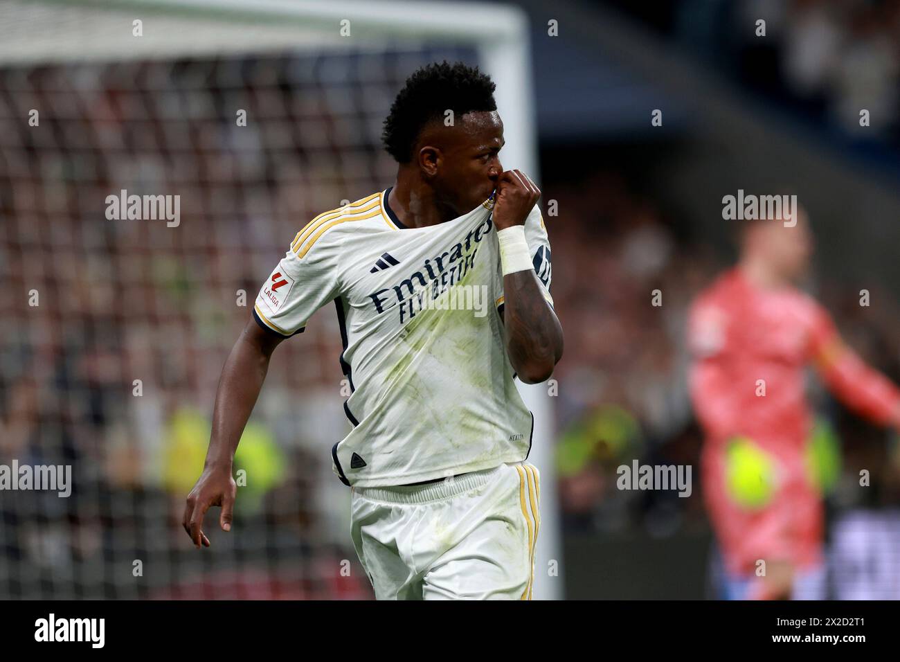 Madrid, Kingdom of Spain; Vinicius Jr. celebrates his Pelalty goal by kissing his team's shield and with his teammates 04/21/2024.- Real Madrid beats Barcelona 3-2 on matchday 32 of the Spanish Soccer League. Real Madrid with goals from Vinicius Jr. 12' (P), Lucas Vazque 73' and Jude Bellingham 90  1 wins the derby against Barcelona who scored two goals, Andreas Christensen 6' and Fermin Lopez Marin 69' Match held at the Santiago Bernabeu Stadium in the capital of the Kingdom of Spain. Photo: Juan Carlos Rojas Stock Photo