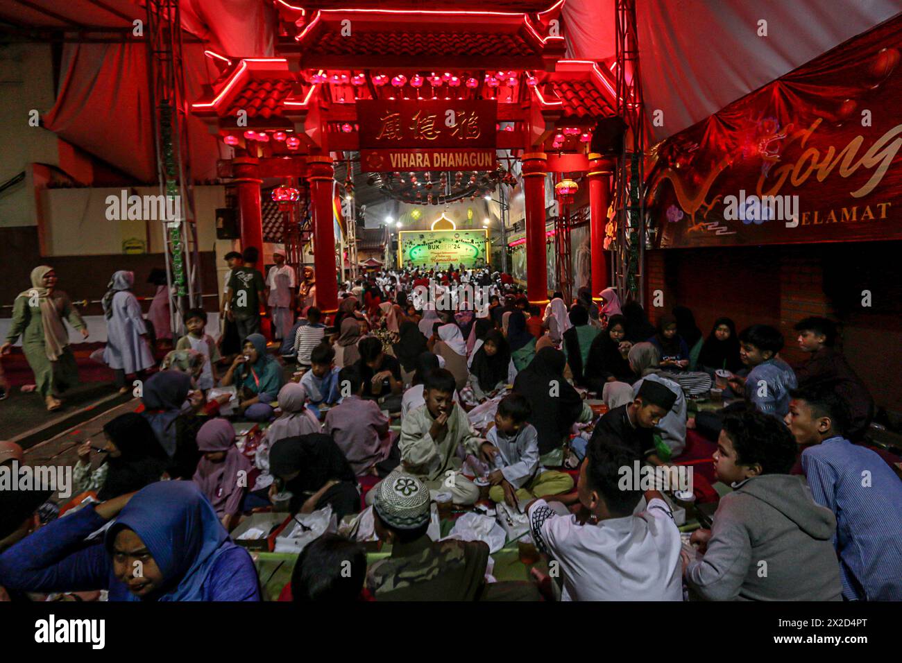 Hundreds of Muslim orphans and disabled children eat together at the ...