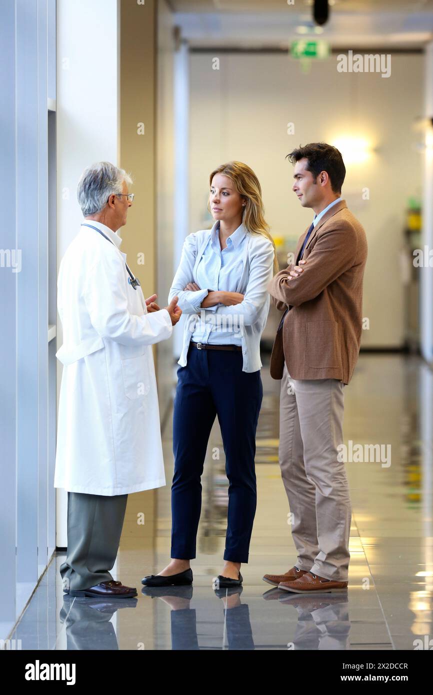 Doctor talking with the patient¥s family in the hospital corridor ...