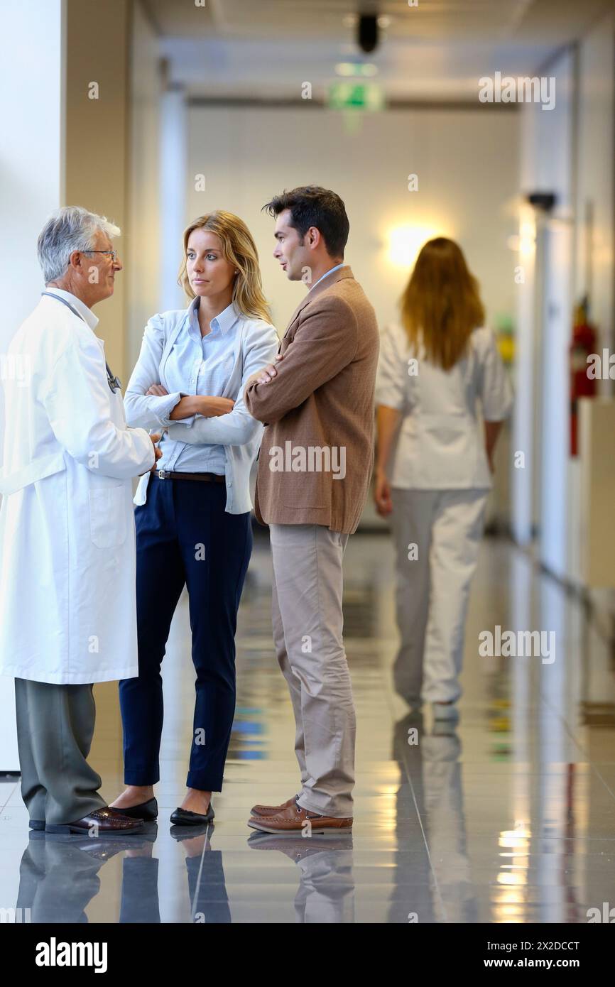 Doctor talking with the patient¥s family in the hospital corridor ...