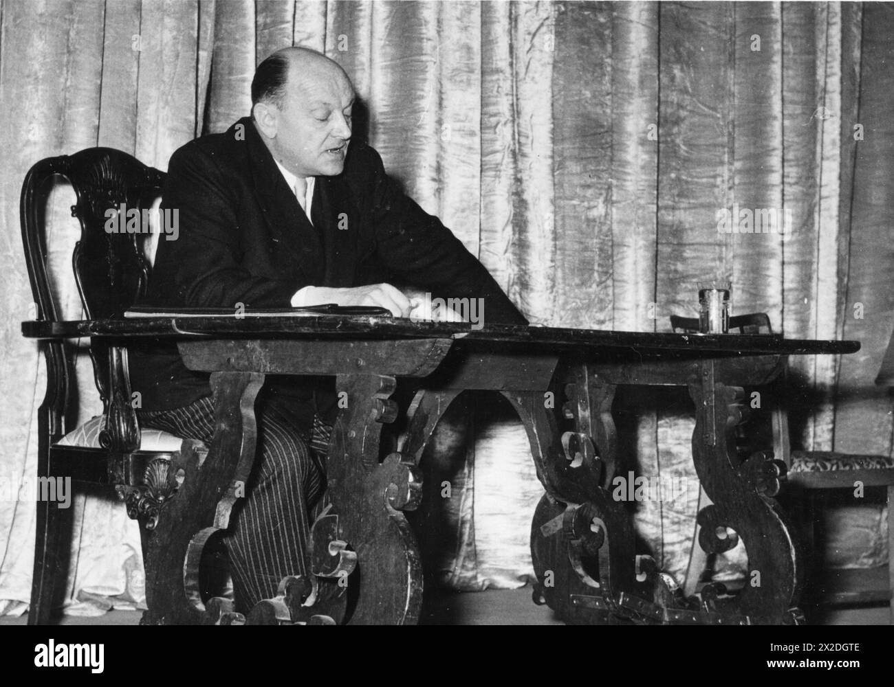 Schoeningh, Francis Joseph, 25.7.1902 - 8.12.1960, German journalist and publicist, during a recital, ADDITIONAL-RIGHTS-CLEARANCE-INFO-NOT-AVAILABLE Stock Photo