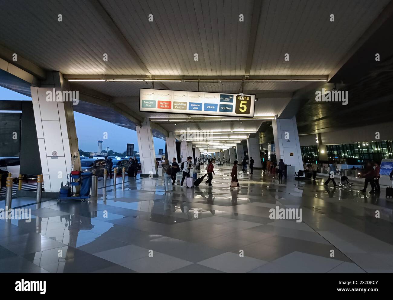 Passengers carrying luggage airport hi-res stock photography and images ...