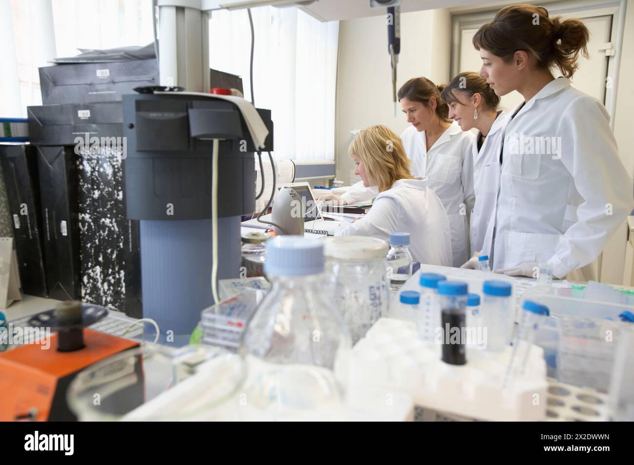 Cell Lab Science Center Researchers talking over data. Laboratory, Fundación Inbiomed, Genetrix ...