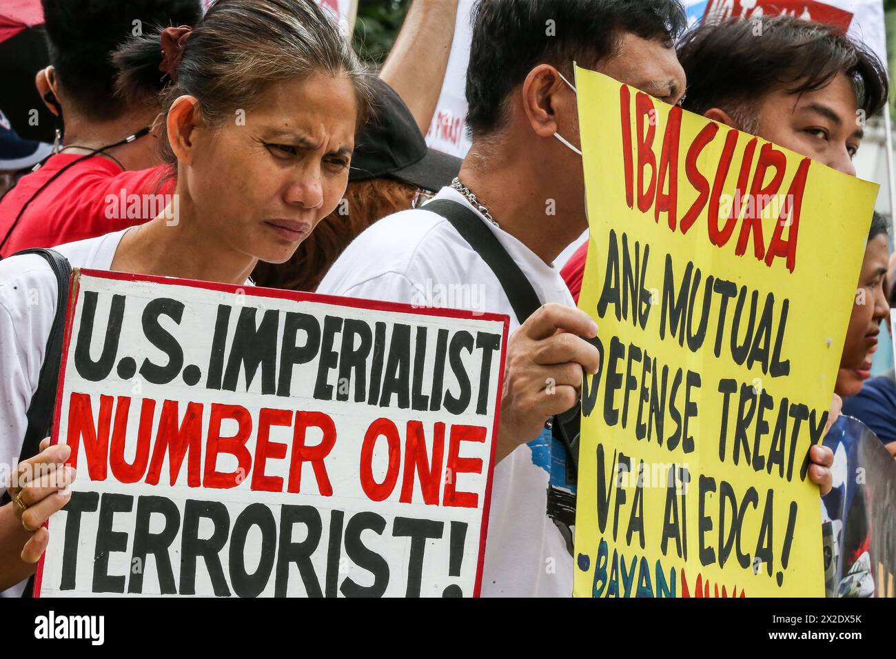 240422-quezon-city-april-22-2024-xinhua-people-holding