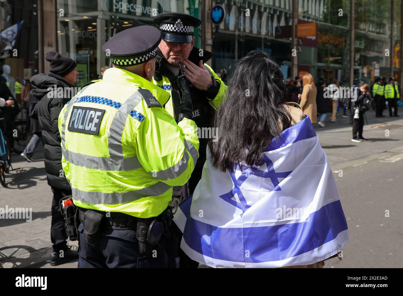 London, UK. 20th Apr, 2023. Police officers speaks with a pro-Israel supporter during a counter protest outside Barclays bank on Tottenham Court Road in London as the Israel - Hamas war continues. (Credit Image: © Steve Taylor/SOPA Images via ZUMA Press Wire) EDITORIAL USAGE ONLY! Not for Commercial USAGE! Stock Photo