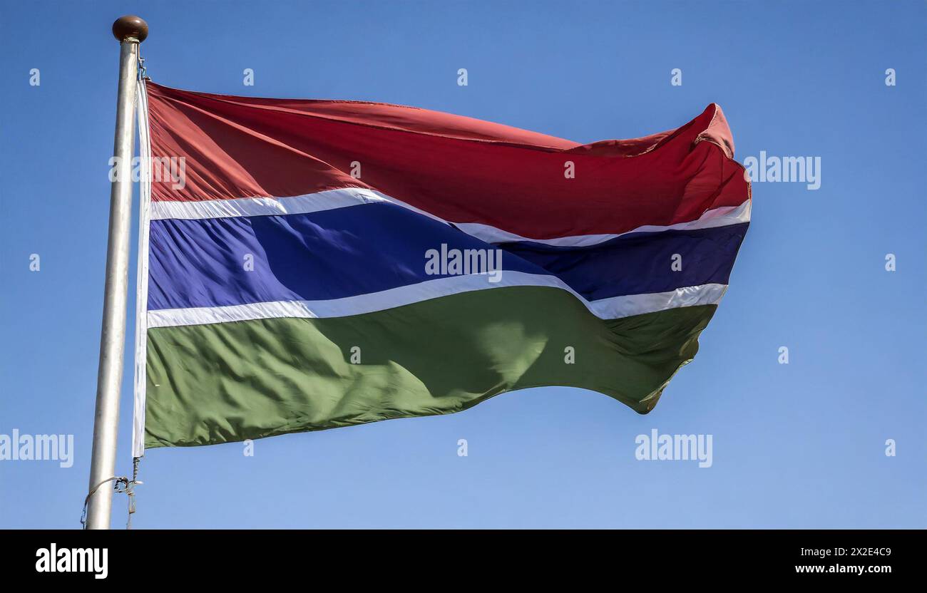 Die Fahne von Gambia, flattert im Wind, isoliert, gegen den blauen Himmel Stock Photo