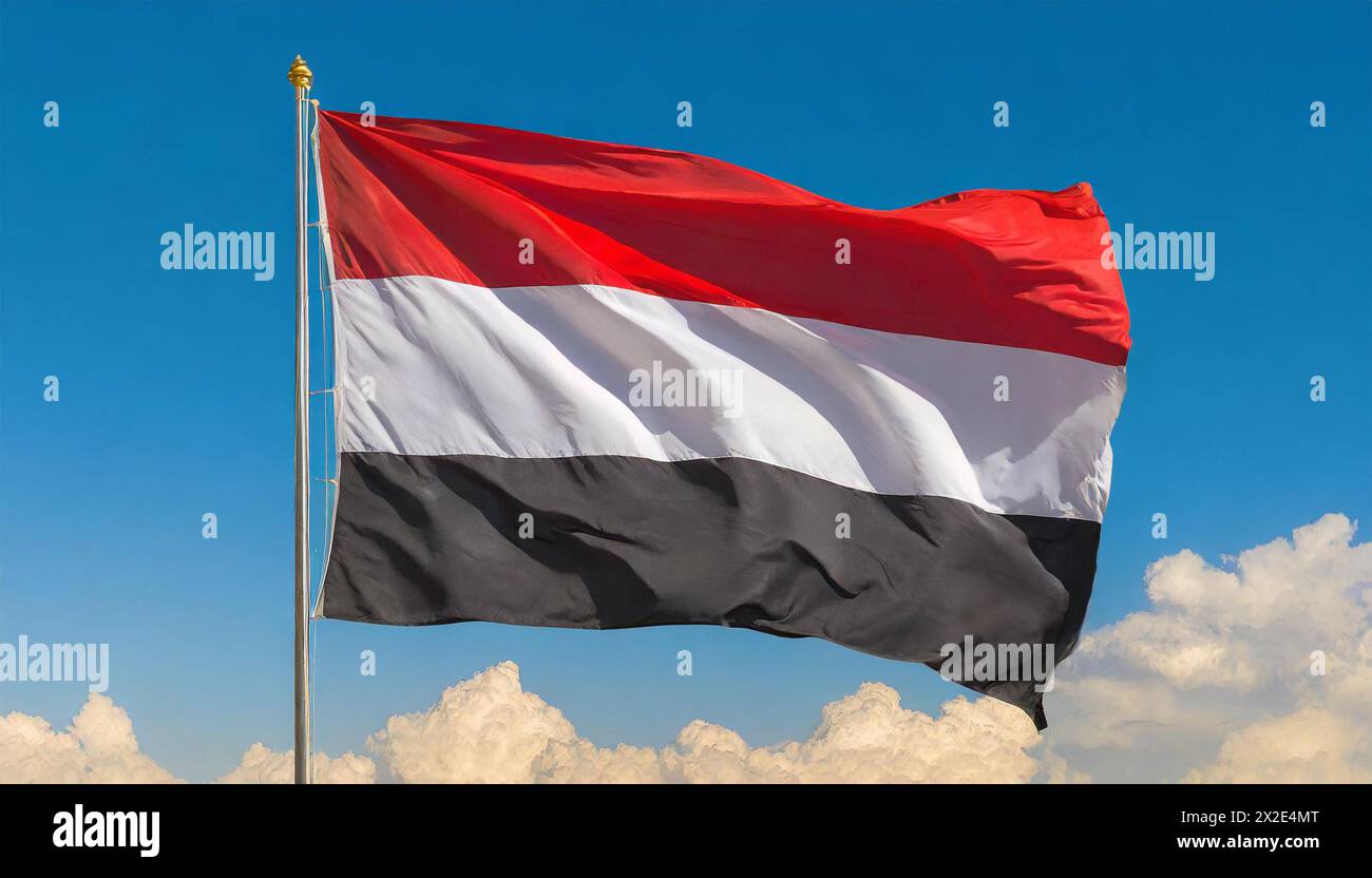 Die Fahne von Jemen, flattert im Wind, isoliert, gegen den blauen Himmel Stock Photo