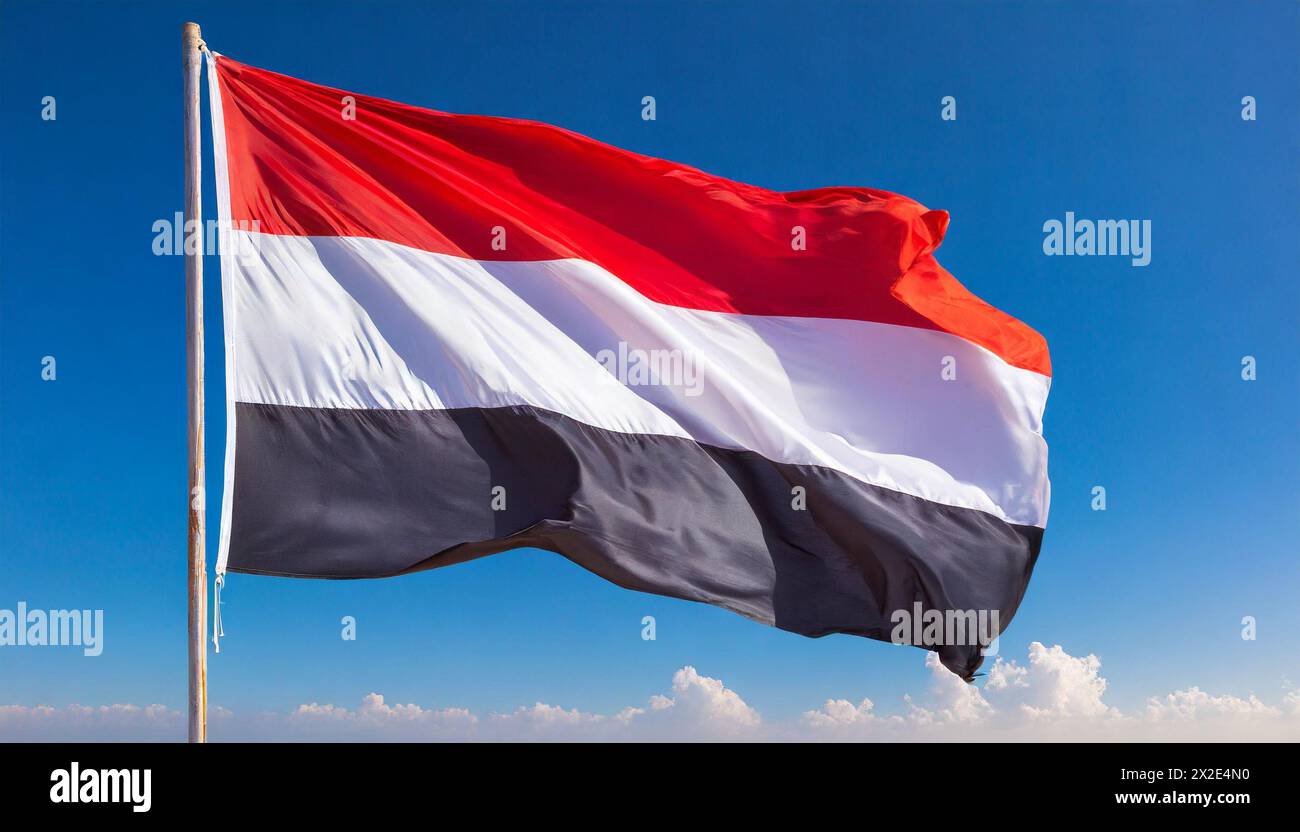 Die Fahne von Jemen, flattert im Wind, isoliert, gegen den blauen Himmel Stock Photo