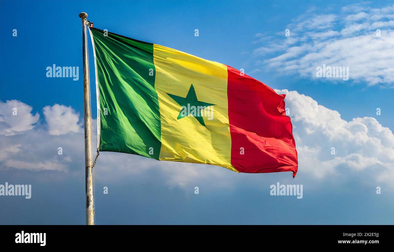 Die Fahne von Senegal, flattert im Wind, isoliert, gegen den blauen Himmel Stock Photo