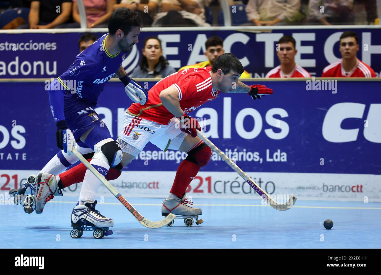 Barcelos, 04/20/2024 - Óquei Clube de Barcelos faced Sport Lisboa and Benfica this evening in the 24th round of the 2023/24 National Roller Hockey Championship. The game was played at the Barcelos Municipal Pavilion. Miguel Rocha (OC Barcelos); Lucas Ordóñez (SL Benfica) (Global Imagens) Stock Photo
