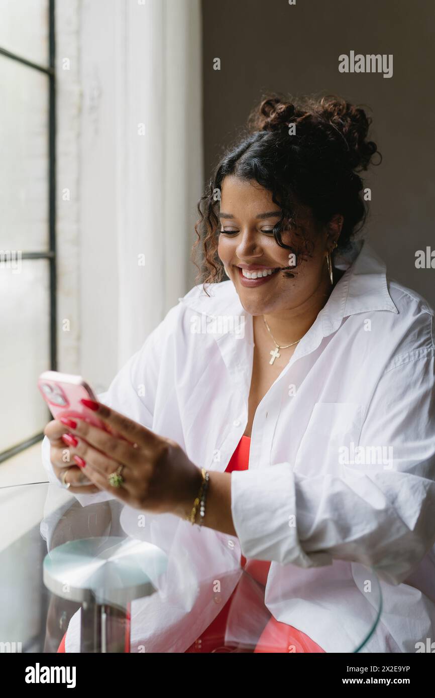 Excited black woman with phone hi-res stock photography and images - Alamy
