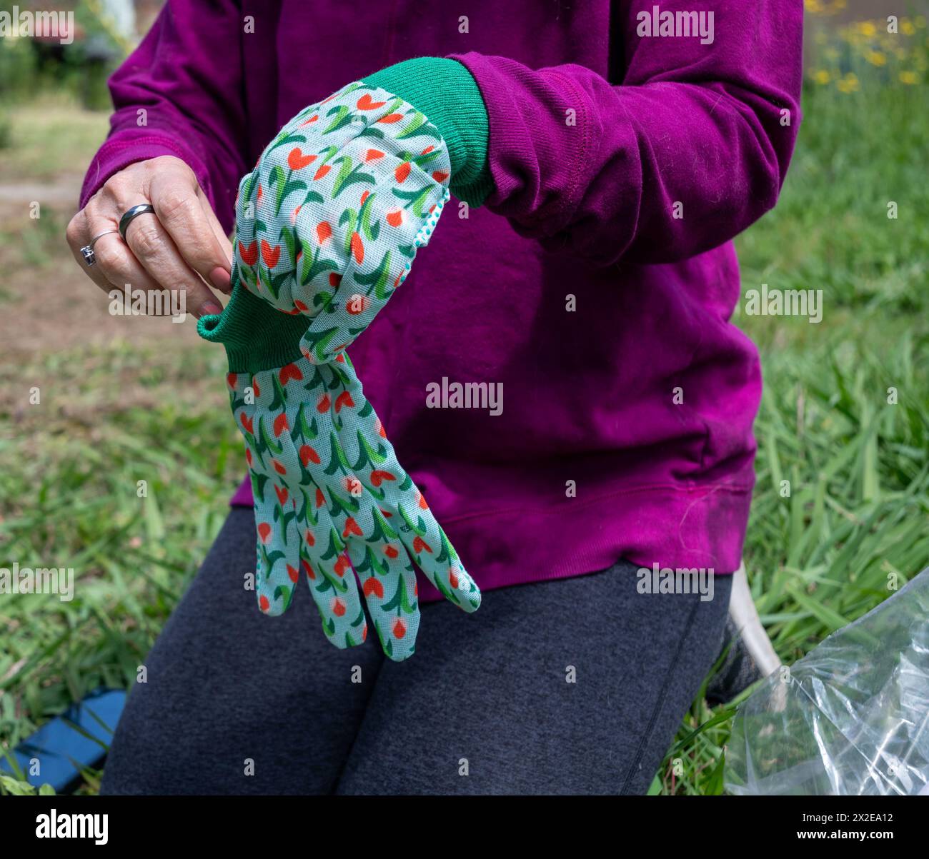 Elderly woman kneeling hi-res stock photography and images - Alamy