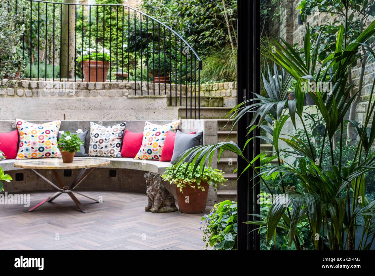 Garden seating in Paultons Square courtyard, Chelsea, London Stock Photo
