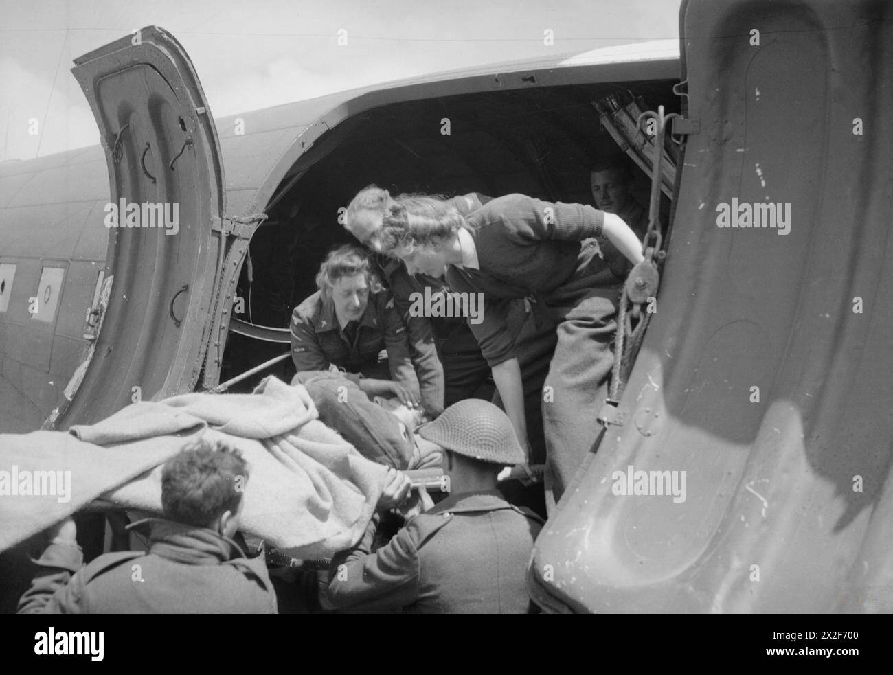 Evacuation of wounded soldiers hi-res stock photography and images - Alamy