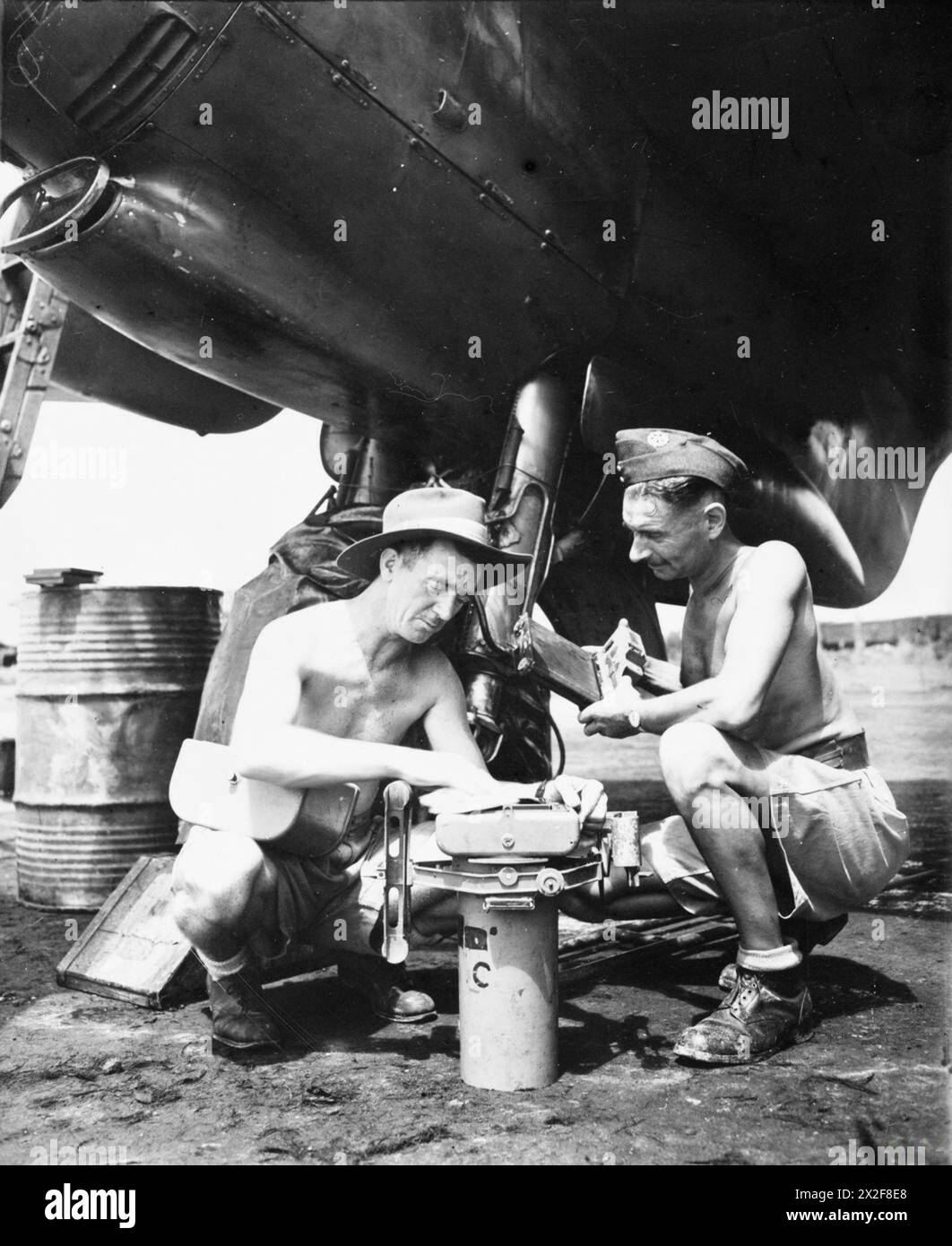 ROYAL AIR FORCE OPERATIONS IN THE FAR EAST, 1941-1945. - Aircraftman I. Harris of Gorton, Manchester and Leading Aircraftman I. Harris of Leeds cleaning the register glass of a Type F.24 aerial camera before installing it in a De Havilland Mosquito photo-reconnaissance aircraft of No. 684 Squadron RAF at Alipore, India Royal Air Force, Royal Air Force Regiment, Sqdn, 105 Stock Photo