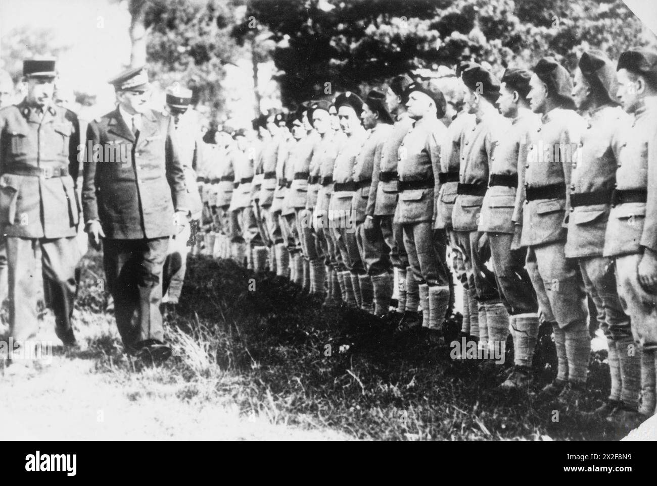 THE POLISH ARMY IN FRANCE, 1939-1940 - General Victor Denain reviewing ...